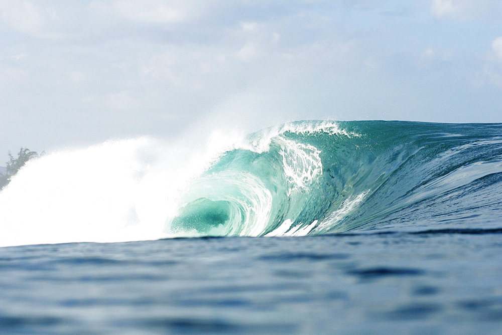 Hawaii, Oahu, Pipeline, Wave breaking.