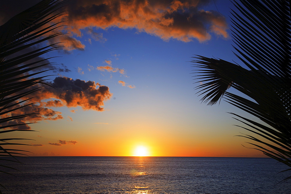 Hawaii, Oahu, Beautiful sunset over the ocean.