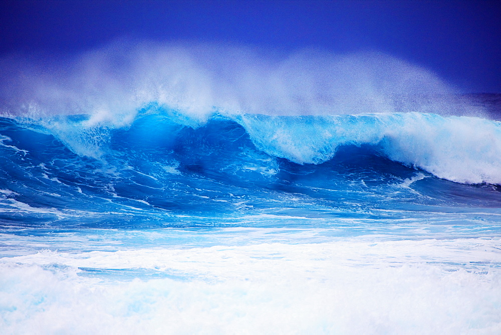 Hawaii, Oahu, Beautiful wave breaking.