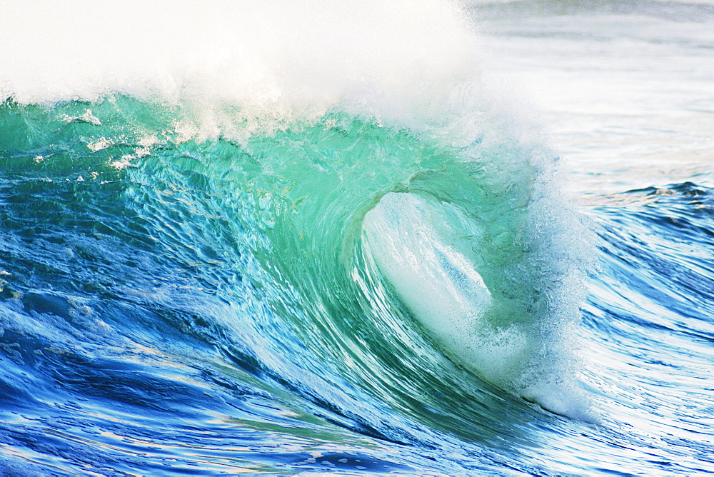 Hawaii, Oahu, Beautiful wave breaking.