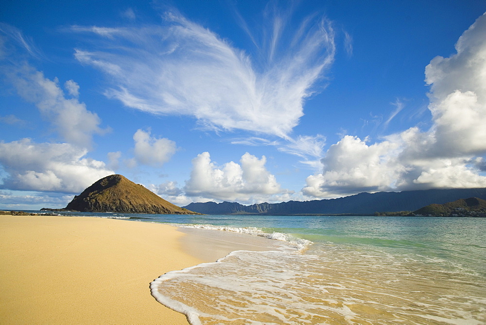 Hawaii, Oahu, View from beach on Mokulua Islands Towards Waimanalo