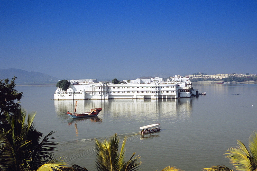 India, Rajasthan, Udaipur, Lake Pichola, Jag Niwas (Lake Palace).