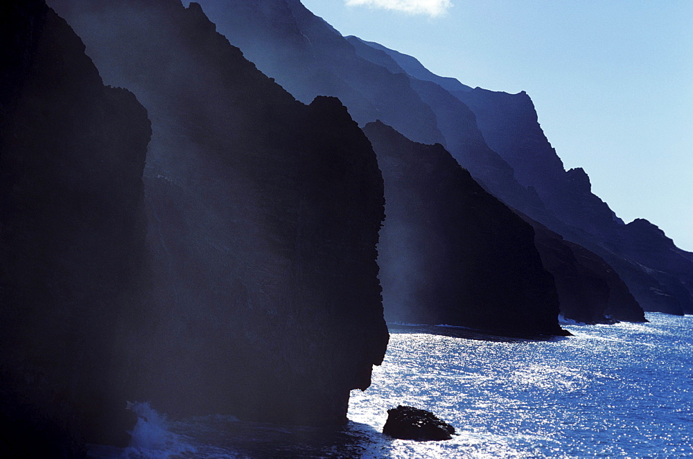 Hawaii, Kauai, Na Pali Coast, Misty cliffs along ocean shoreline.