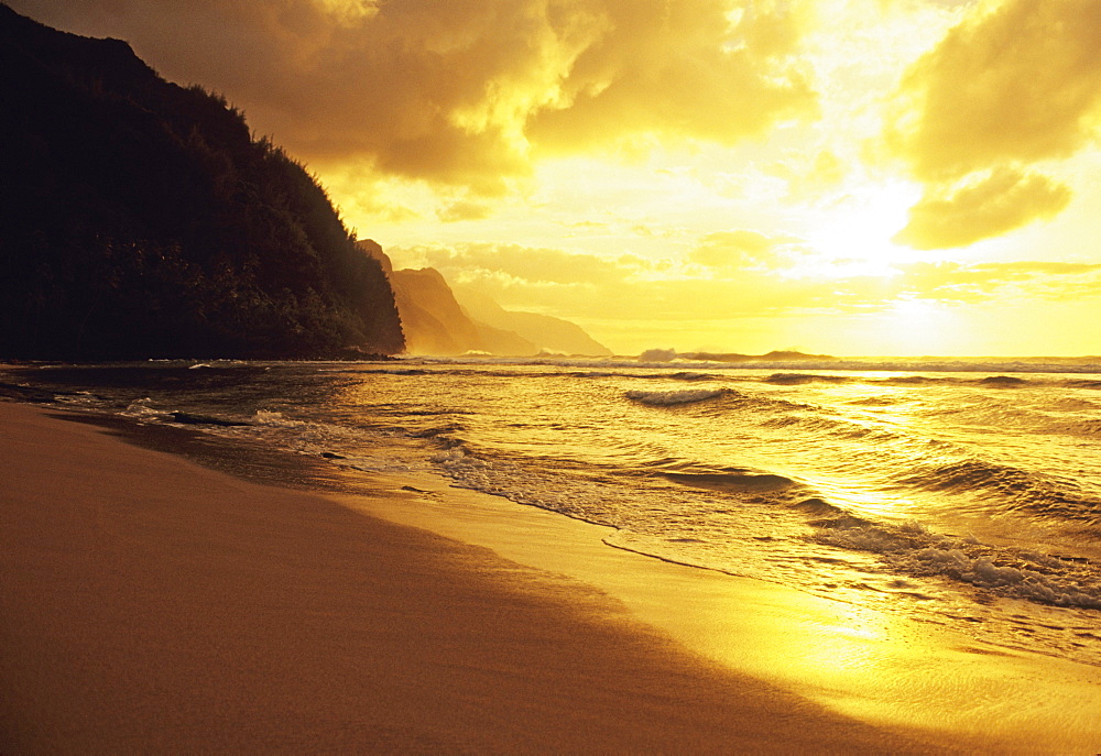 Hawaii, Kauai, Na Pali Coast, beach at sunset, golden orange reflections