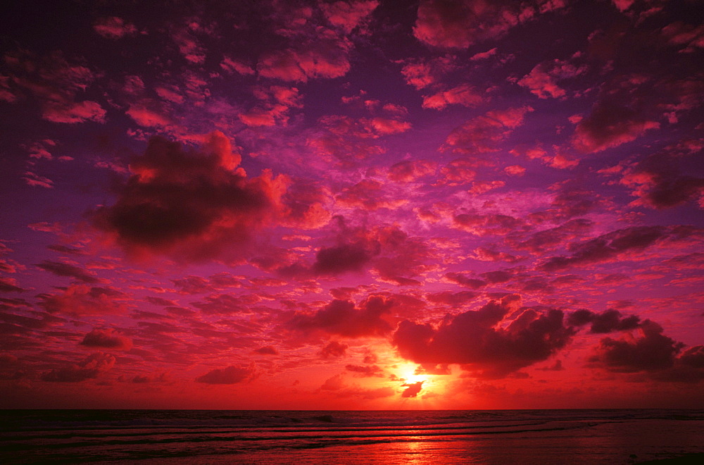 Kiribati, Kiritimati (Christmas Island), Colorful sunset over the ocean