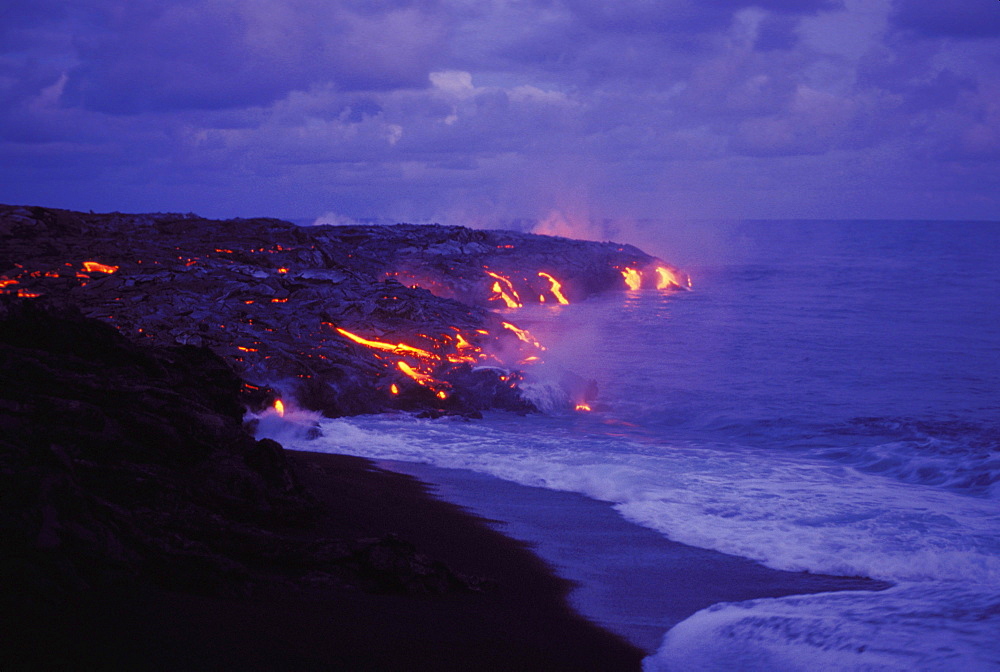 Hawaii, Big Island, Hawaii Volcanoes National Park, Lava action meeting sea