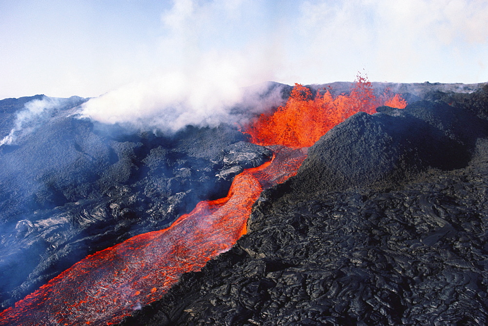 Hawaii, Big Island, Hawaii Volcanoes National Park, Mauna Loa eruption, lava flowing, steam rising.