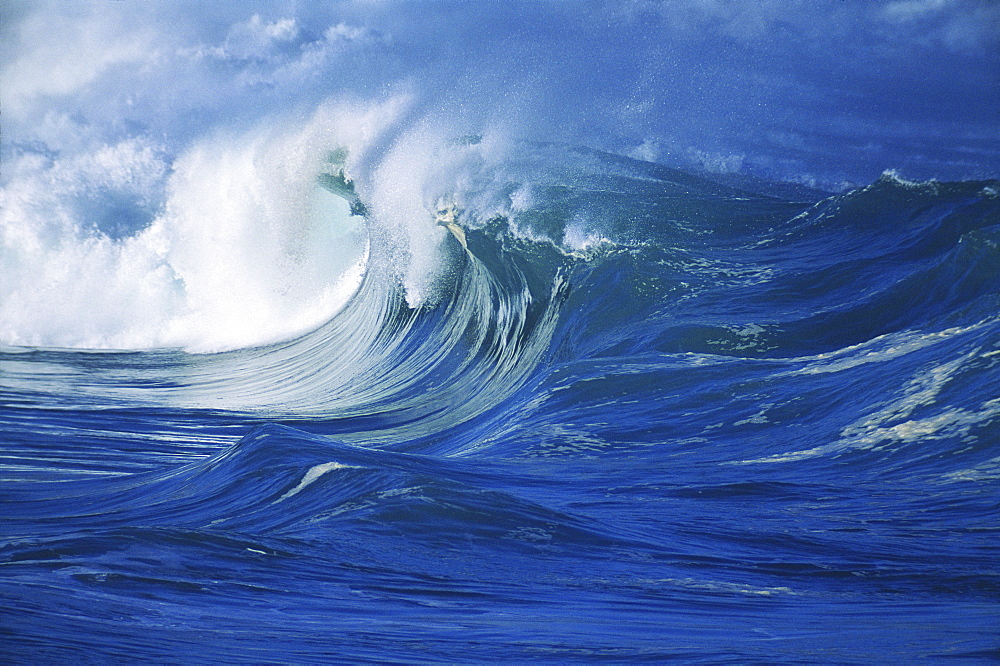 Hawaii, Oahu, Waimea Shorebreak, side view large, misty wave coming in to shore.