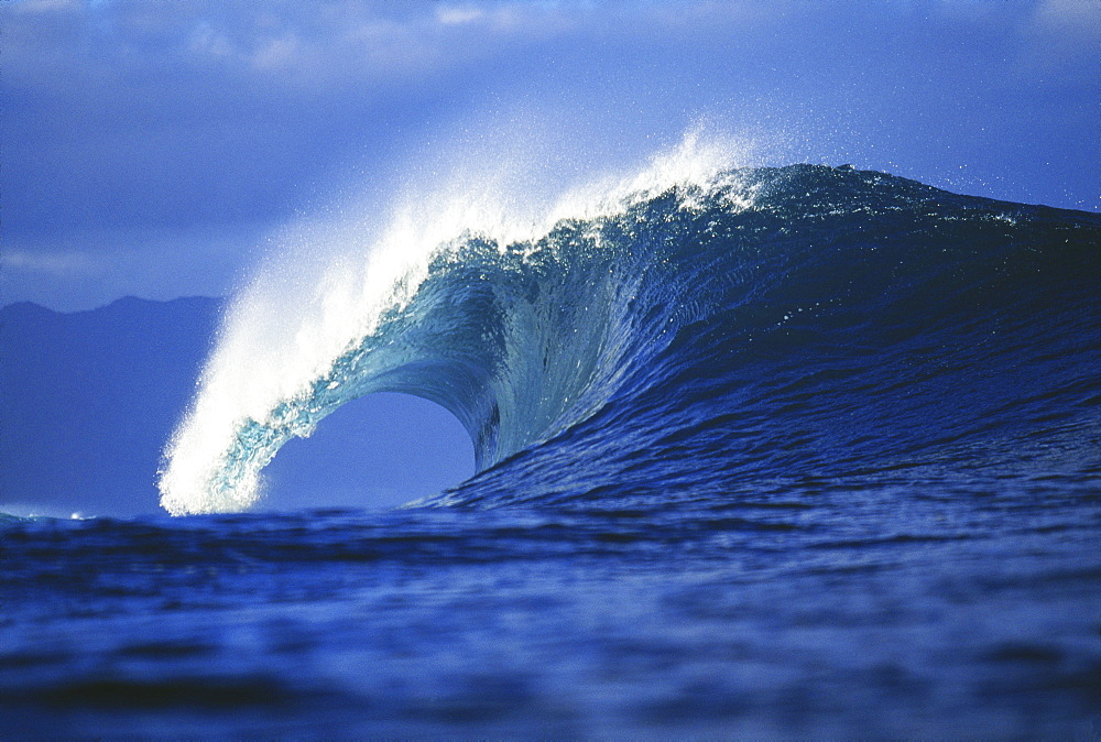 Hawaii, Oahu, Perfect wave at Pipeline.