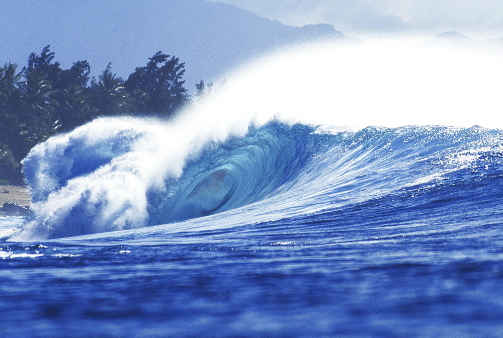 Hawaii, Oahu, North Shore, curling wave at world famous Pipeline.