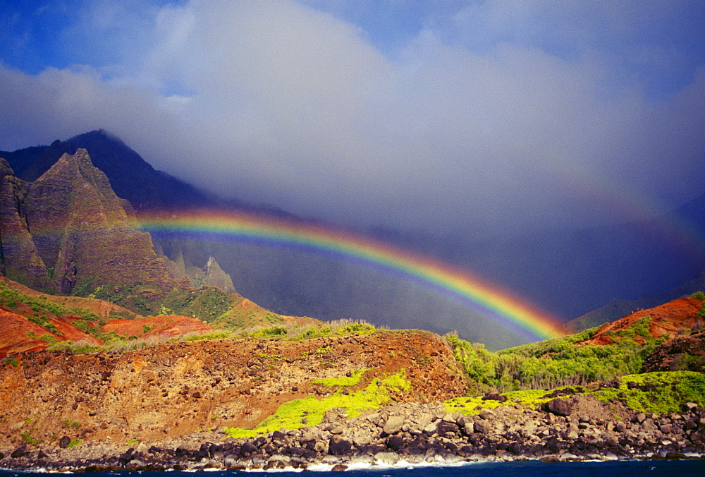 Hawaii, Kauai, NaPali Coast, rainbow over the coastline