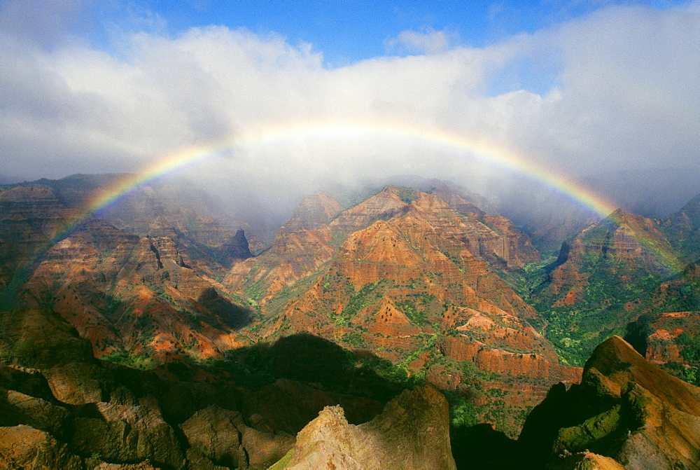 Hawaii, Kauai, Waimea Canyon, full rainbow over the canyon