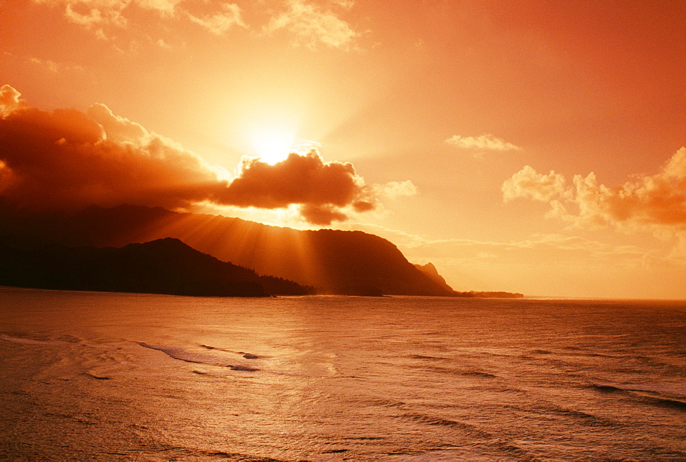 Hawaii, Kauai, Hanalei Bay, Bali Hai Point, red sunset, sunburst from behind clouds