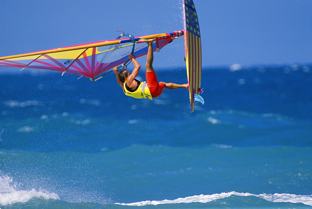 Hawaii, Maui, Ho'okipa, Ian Boyd, One-footed jump, board vertical to ocean