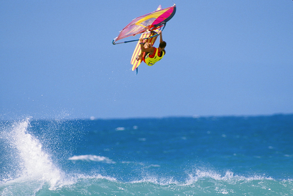 Hawaii, Maui, Ho'okipa, Ian Boyd off the lip, airborne