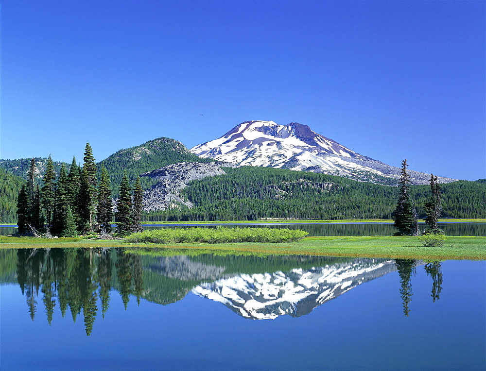 Oregon, Dechutes National Forest, Sparks Lake and South Sister with mountain reflections in lake A50D