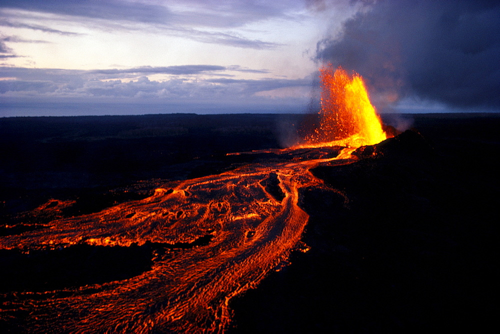 Hawaii, Big Island, Kilauea Volcano, Puu Oo Vent erupting at twilight B1574