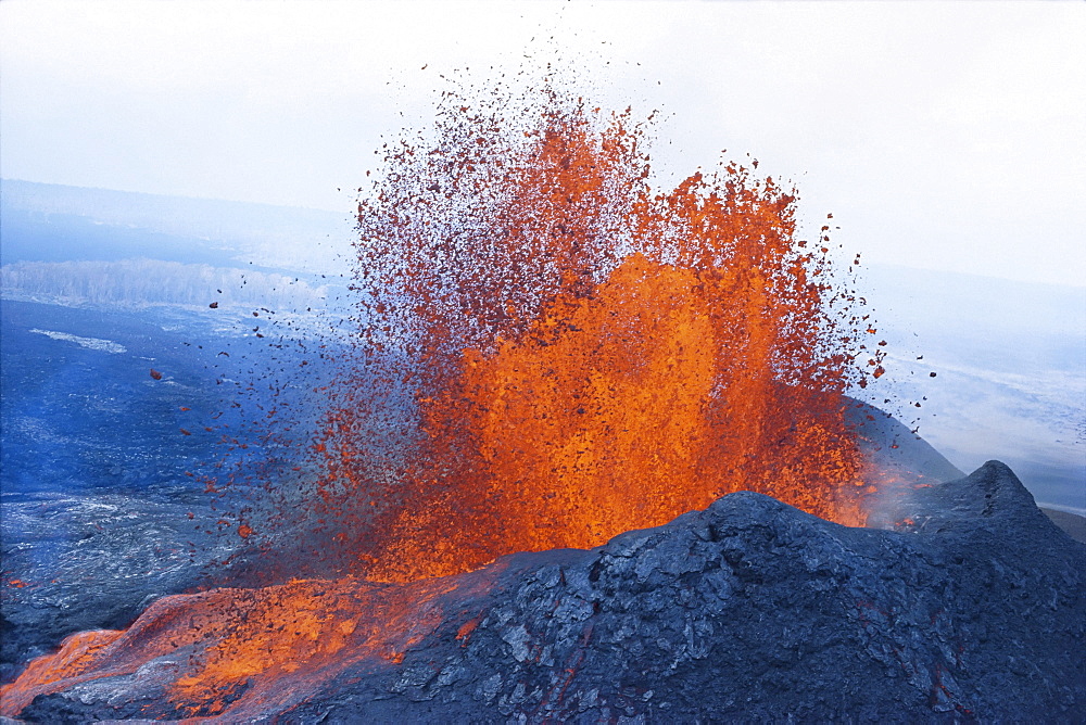 Hawaii, Big Island, Hawaii Volcanoes National Park, Pu'u O'o vent, lava fountaining 