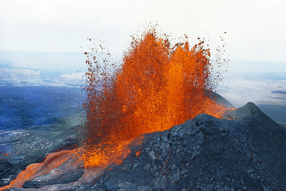 Hawaii, Big Island, Hawaii Volcanoes National Park, Fountaining Lava, Puu Oo Vent, 