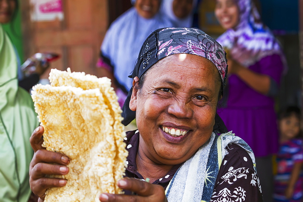 Woman selling rice cakes at the weekly market, Semparu, Lombok, West Nusa Tenggara, Indonesia