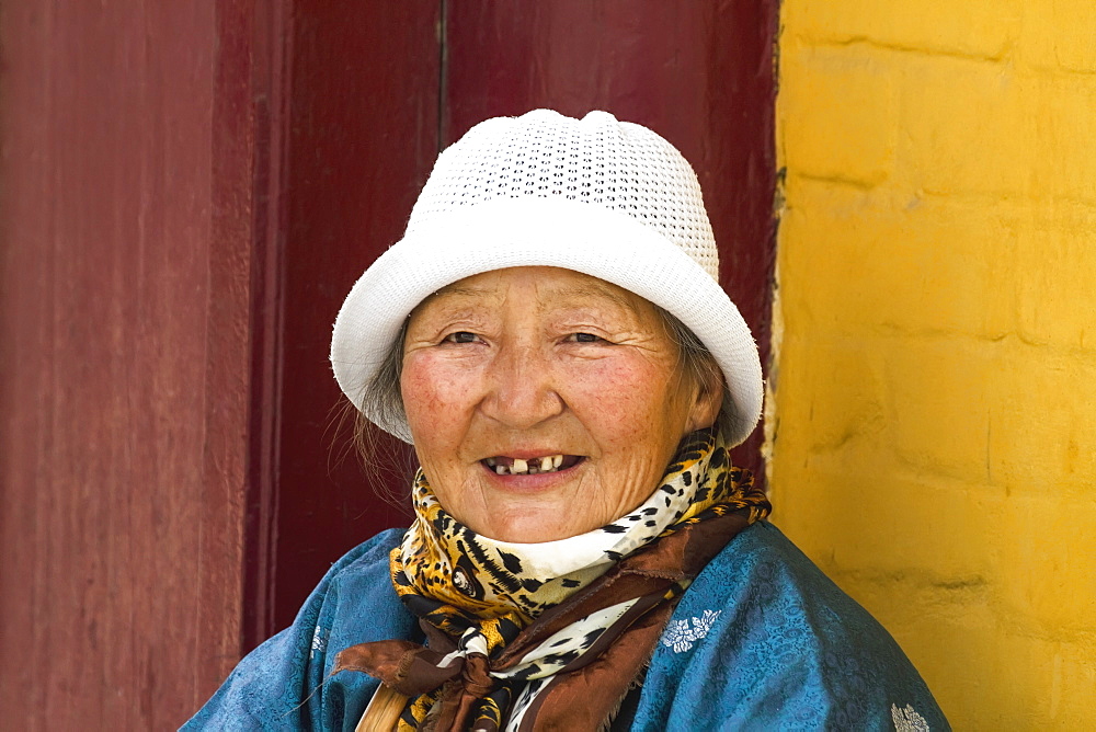 Old woman be the Gandan Monastery (Gandantegchinlen Khiid), Ulaanbaatar (Ulan Bator), Mongolia