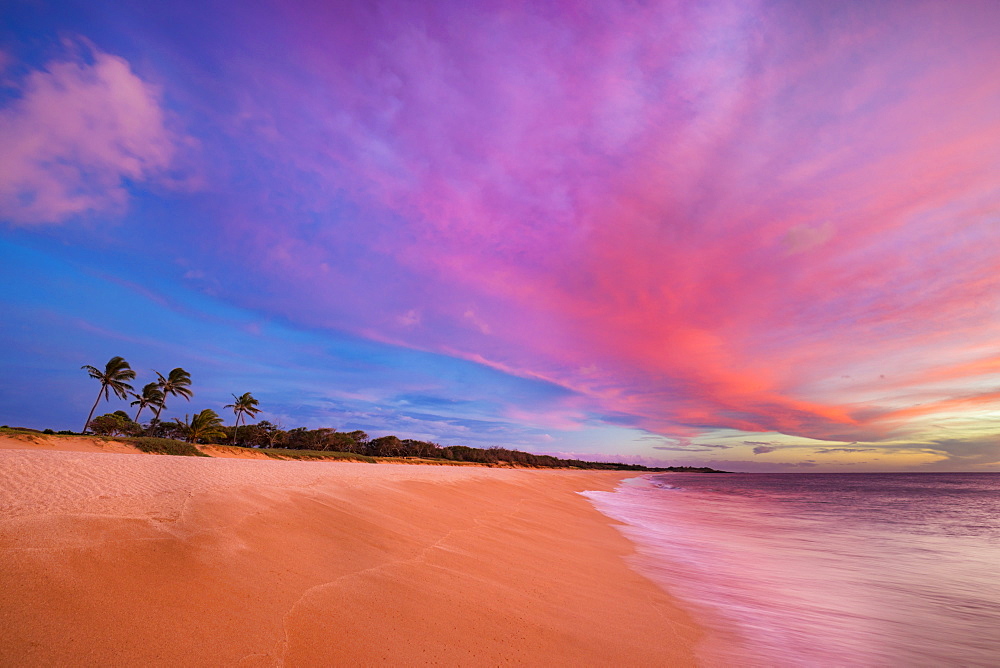 An ideal sunset on the two mile long, three hundred feet wide, Papohaku Beach on the West shore of Molokai. This is the longest white-sand beach in the Hawaiian Islands, Molokai, Hawaii, United States of America