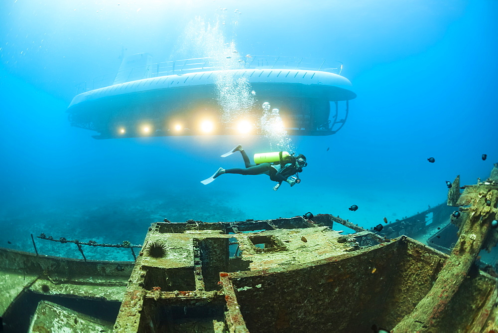 A diver swims over The Carthaginian, a Lahaina landmark, that was sunk as an artifical reef off Lahaina, Maui, Hawaii in December 2005. The Atlantis submarine visites the site several times every day, Maui, Hawaii, USA