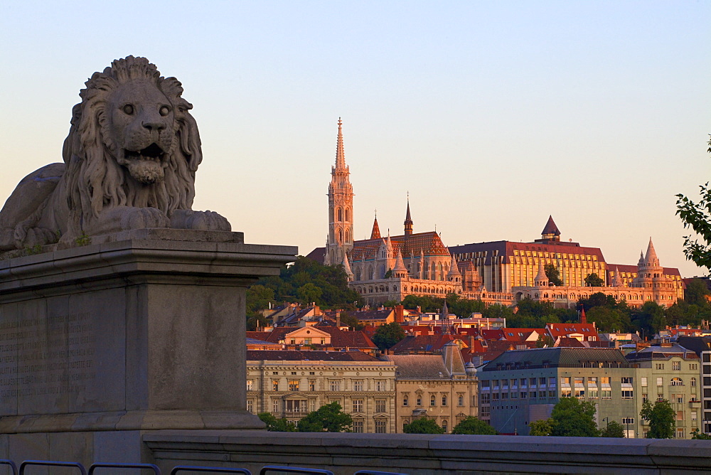 Chain Bridge, Matyas Church (Matthias Church) and Fisherman's Bastion, Budapest, Hungary, Europe 