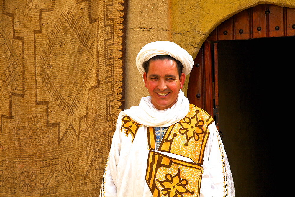 Berber man in Berber costume, Merzouga, Morocco, North Africa, Africa