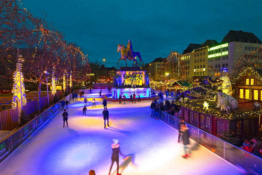 Skating, Cologne Christmas Market, Cologne, North Rhine-Westphalia, Germany, Europe