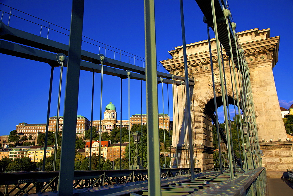 Chain Bridge and Hungarian National Gallery, Budapest, Hungary, Europe 