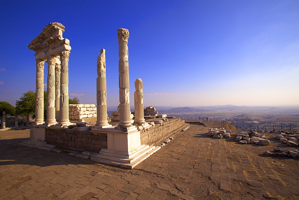 Temple of Trajan, Bergama (Pergamum), Anatolia, Turkey, Asia Minor, Eurasia