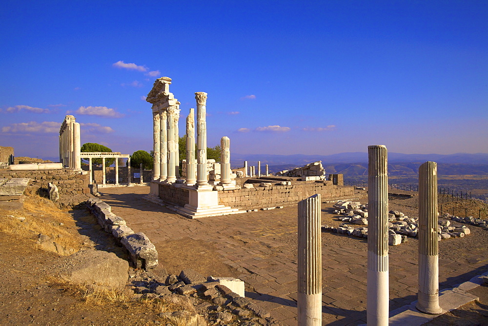 Temple of Trajan, Bergama (Pergamum), Anatolia, Turkey, Asia Minor, Eurasia