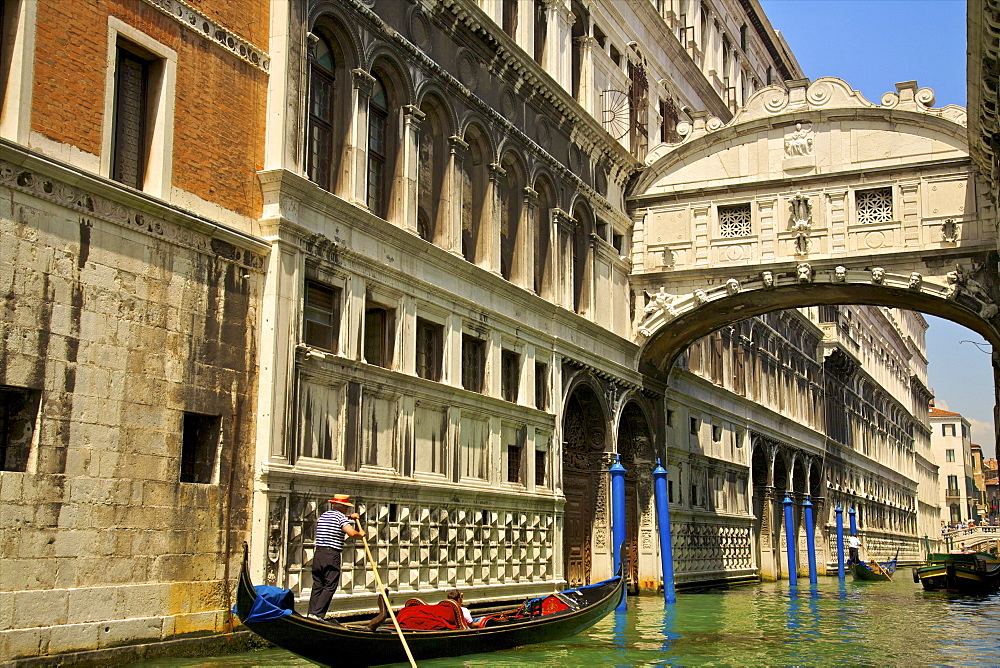 Gondolier with the Bridge of Sighs, Venice, UNESCO World Heritage Site, Veneto, Italy, Europe