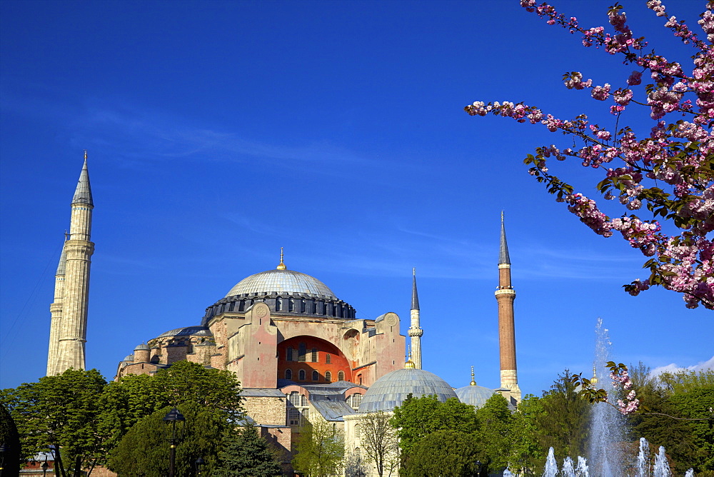 Hagia Sophia (Aya Sofya) (The Church of Holy Wisdom), UNESCO World Heritage Site, Istanbul, Turkey, Europe 