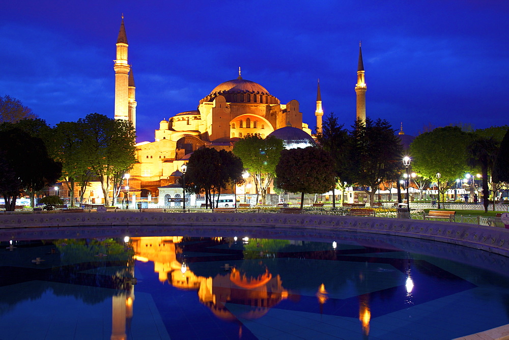 Hagia Sophia (Aya Sofya Mosque) (The Church of Holy Wisdom), UNESCO World Heritage Site, at sunrise, Istanbul, Turkey 