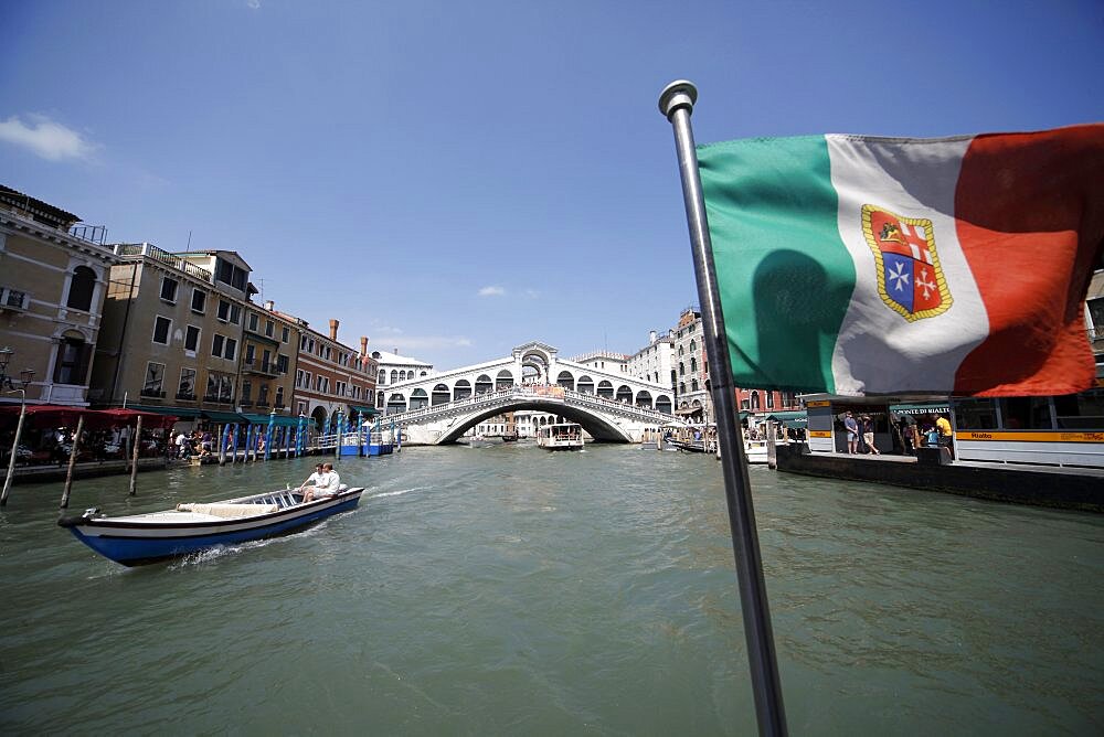 Boat, Rialto Bridge and flag, Venice, UNESCO World Heritage Site, Veneto, Italy, Europe