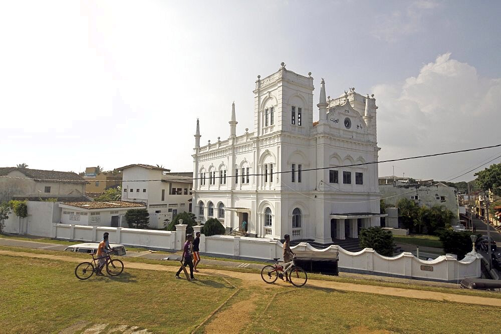 Forte Mosque and cyclists, UNESCO World Heritage Site, Galle, Sri Lanka, Asia