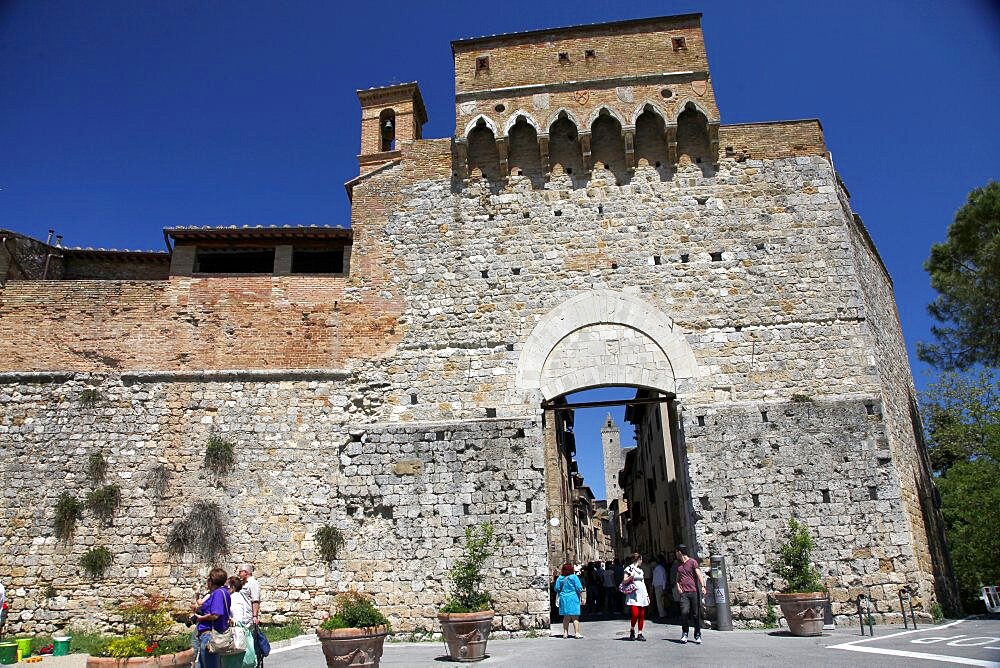 Entrance Gate and Tower, San Gimignano, UNESCO World Heritage Site, Tuscany, Italy, Europe