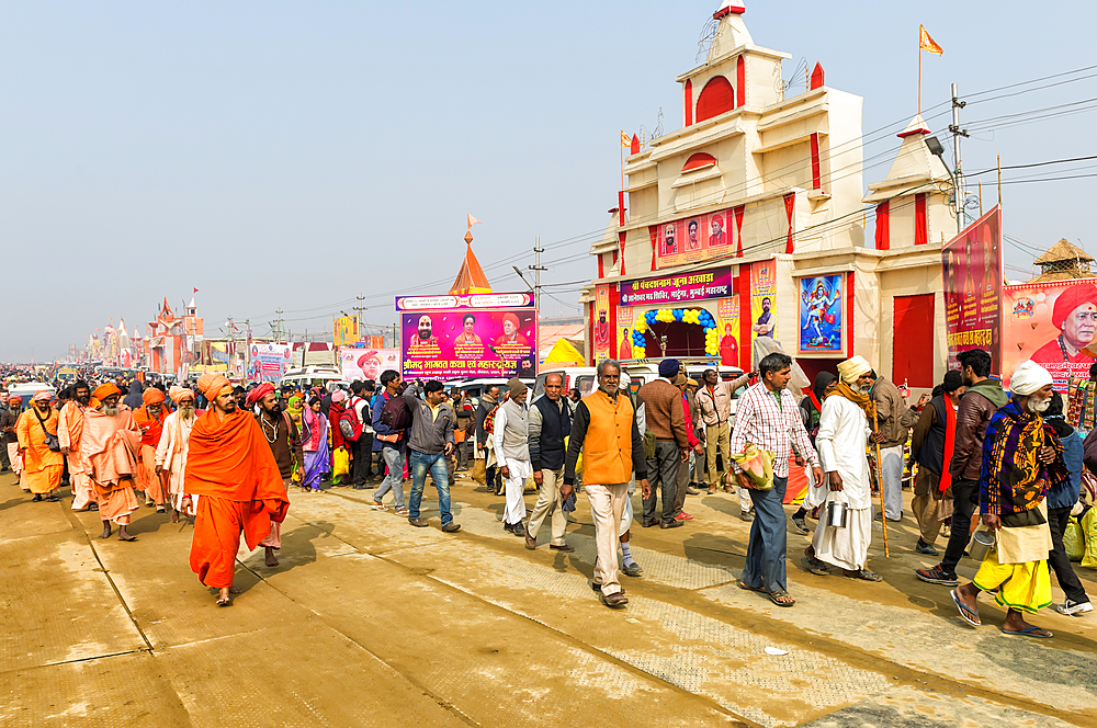 Pilgrims on the way to Allahabad Kumbh Mela, World's largest religious gathering, Allahabad, Uttar Pradesh, India, Asia