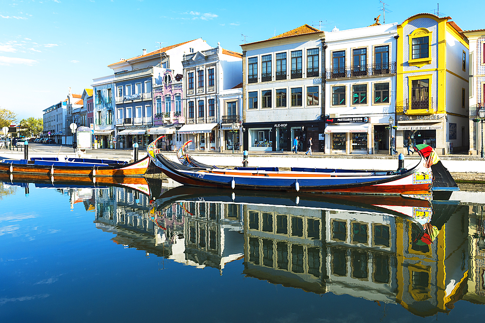 Moliceiros moored along the main canal, Aveiro, Venice of Portugal, Beira Littoral, Portugal, Europe