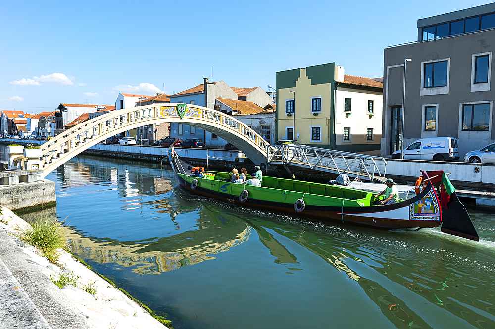 Moliceiro navigating on the Sao Roque Canal and Carcavelos bridge, Aveiro, Venice of Portugal, Beira Littoral, Portugal, Europe