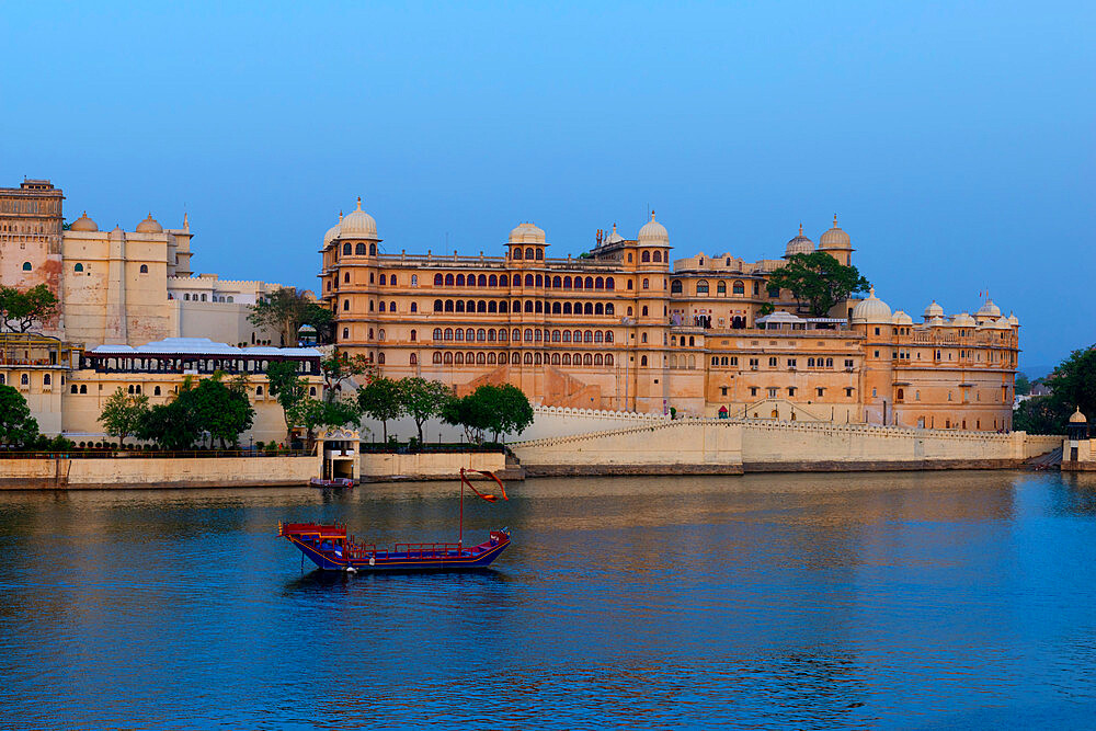 City Palace and Lake Pichola, Udaipur, Rajasthan, India, Asia