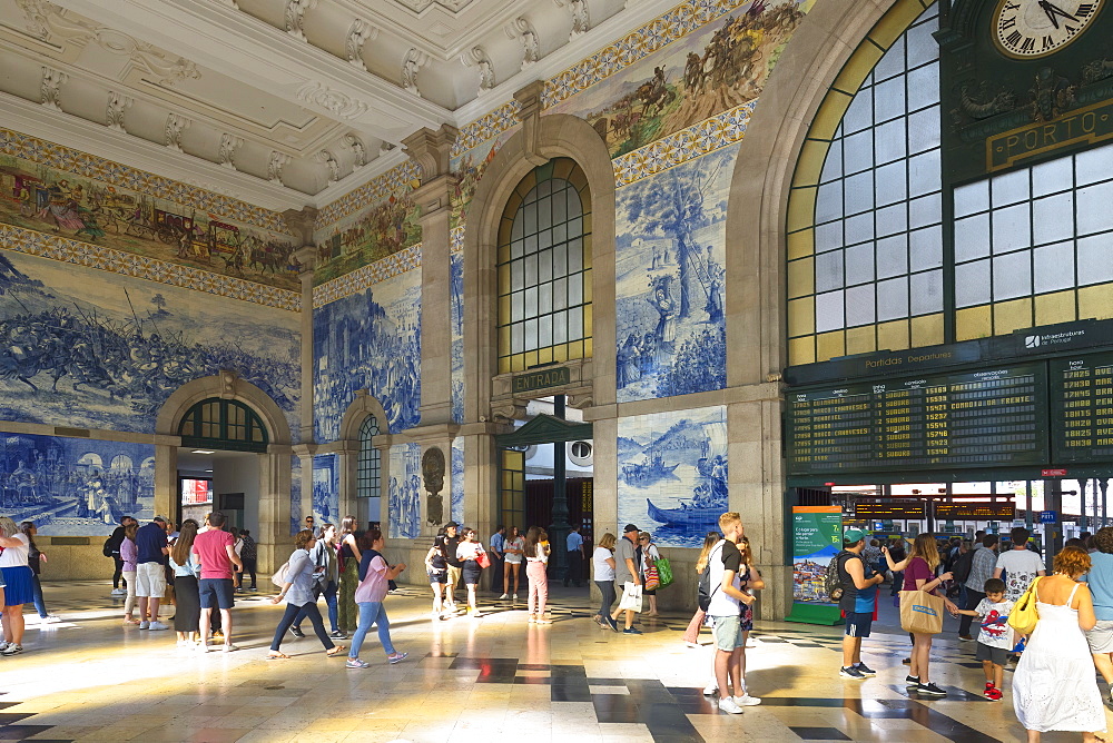 Sao Bento railway station decorated with azulejos, Porto, Portugal, Europe