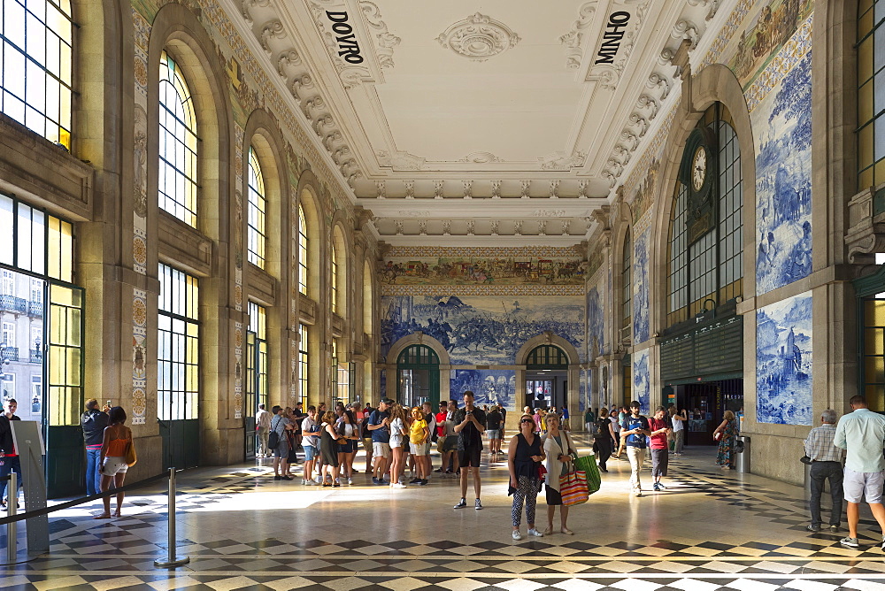 Sao Bento railway station decorated with azulejos, Porto, Portugal, Europe