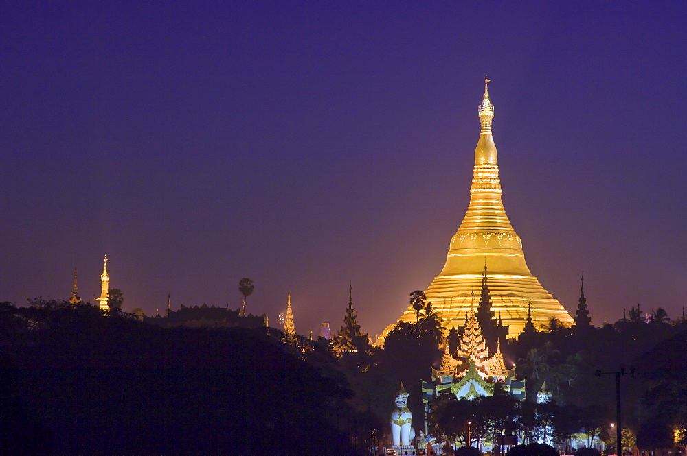 Golden stupa before sunrise, Shwedagon Pagoda, Rangoon (Yangon), Burma (Myanmar), Asia 