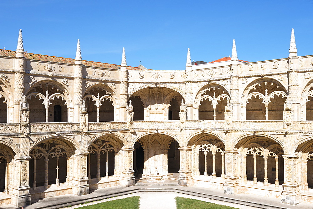 Courtyard of the two-storied cloister, Mosteiro dos Jeronimos (Monastery of the Hieronymites), UNESCO World Heritage Site, Belem, Lisbon, Portugal, Europe