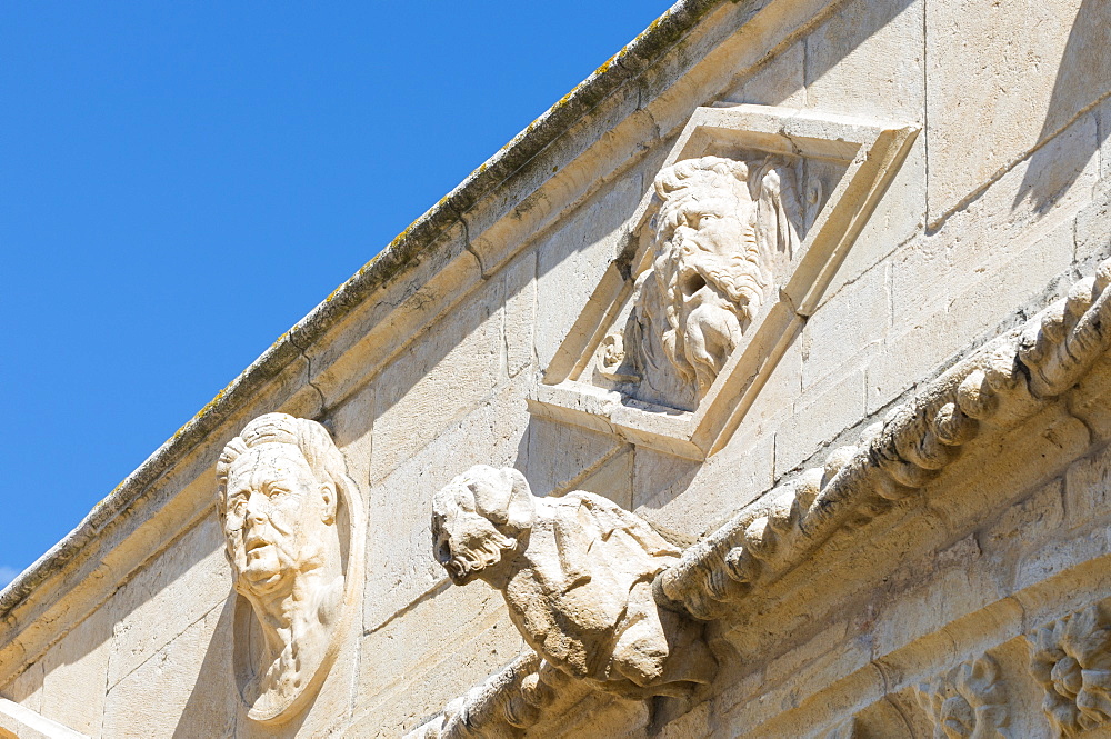 Sculpture, Courtyard of the two-storied cloister, Mosteiro dos Jeronimos (Monastery of the Hieronymites), UNESCO World Heritage Site, Belem, Lisbon, Portugal, Europe