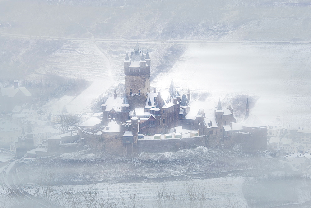 Cochem Castle and the Mosel River in winter, Cochem, Rheinland-Pfalz (Rhineland-Palatinate), Germany, Europe 