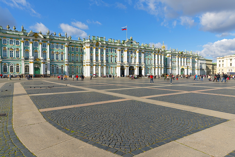 Palace Square (Dvortsovaya Place) and the Winter Palace (State Hermitage Museum), UNESCO World Heritage Site, St. Petersburg, Russia, Europe